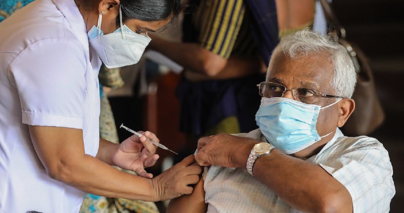 Miles de personas en la India reciben agua en lugar de la vacuna contra Covid-19