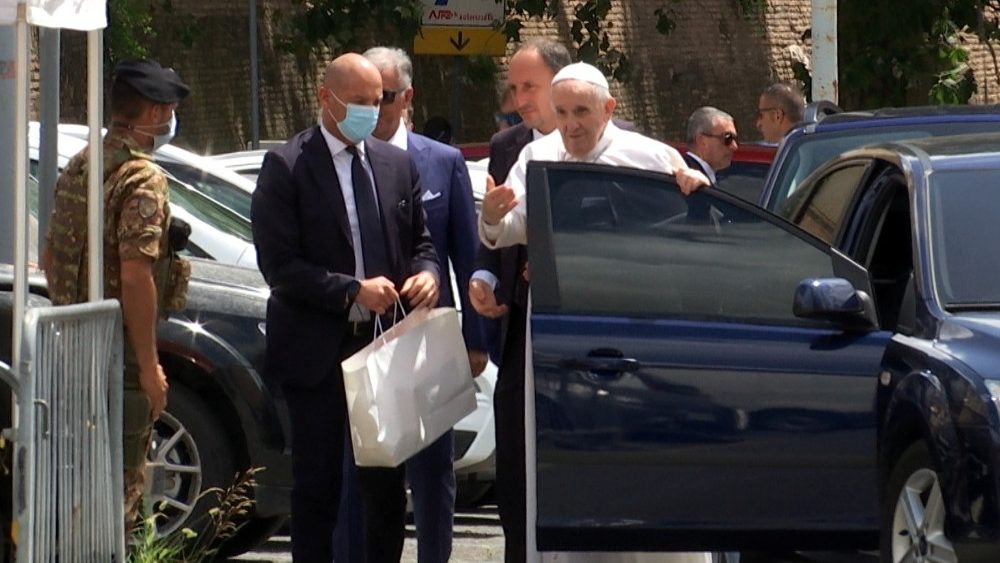 Papa Francisco deja el hospital a diez días de su operación