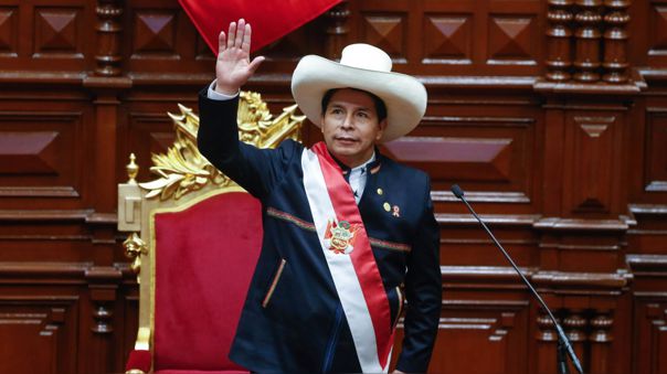 Pedro Castillo asume la Presidencia de Perú