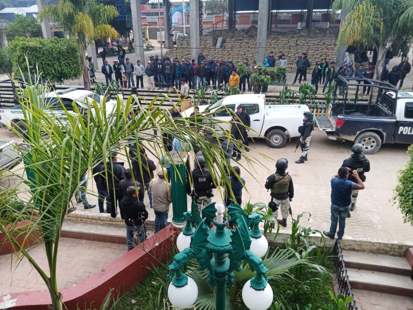 Comunidad en Oaxaca retiene a elementos de la Guardia Nacional y policías