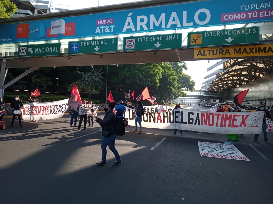 Trabajadores de Notimex protestan en la Terminal 1 del AICM