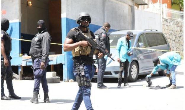 Detienen a dos presuntos asesinos del presidente Jovenel Moïse y reportan la muerte de otros cuatro, tras tiroteo con autoridades.