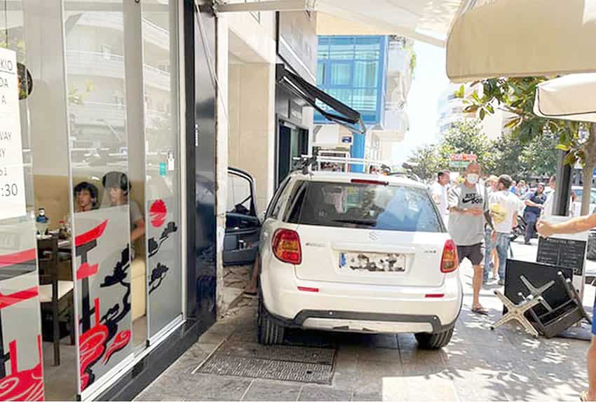 Automovilista atropella a peatones que se encontraban sobre la terraza de una cadena de restaurantes en Marbella, España.