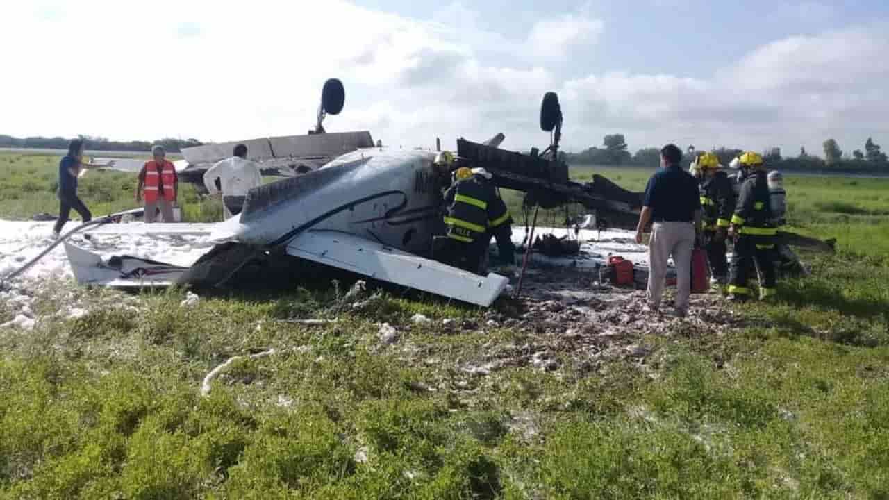 Avioneta se desploma la mañana de este domingo en el Aeropuerto Internacional Guadalupe Victoria, una persona perdió la vida.