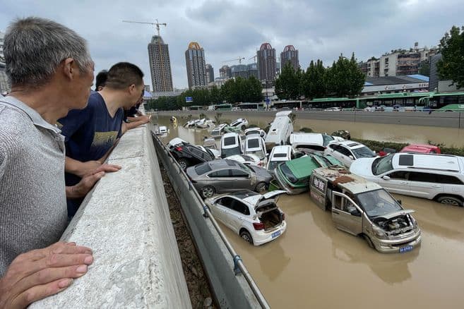 Al menos 25 personas murieron y 200,000 fueron evacuadas de Zhengzhou por las lluvias torrenciales causadas por el cambio climático.