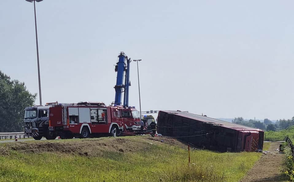 Diez personas muertas y decenas de heridos fueron las consecuencias de la volcadura de un autobús en carretera importante de Croacia.