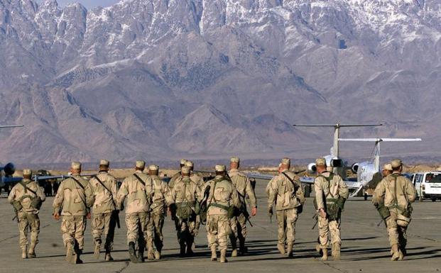 Estados Unidos pone fin a las grandes operaciones militares en ese país tras casi 20 años de presencia, desocupando el aeródromo de Bagram.