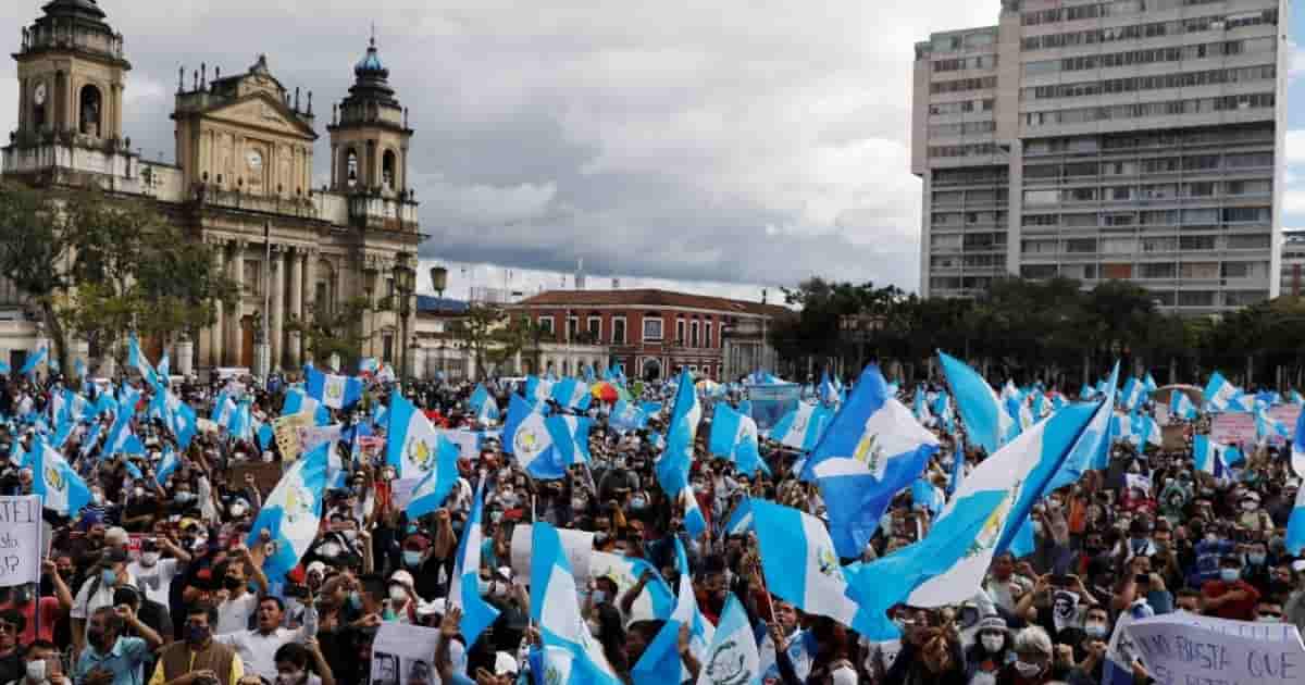 Guatemaltecos mostraron su repudió al presidente del país, Alejandro Giammattei, y exigieron su dimisión, al igual que el de Consuelo Porras.