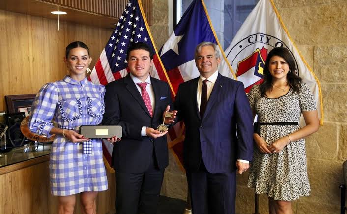 Samuel García recibe las llaves de la ciudad de Austin, a manos del alcalde Steve Alder, como parte de las actividades de su gira por Texas.