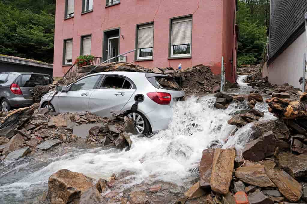 Las fuerte lluvias han provocado inundaciones y derrumbes de casa en Alemania, donde ya hay al menos 58 fallecidos y la cifra va en aumento.