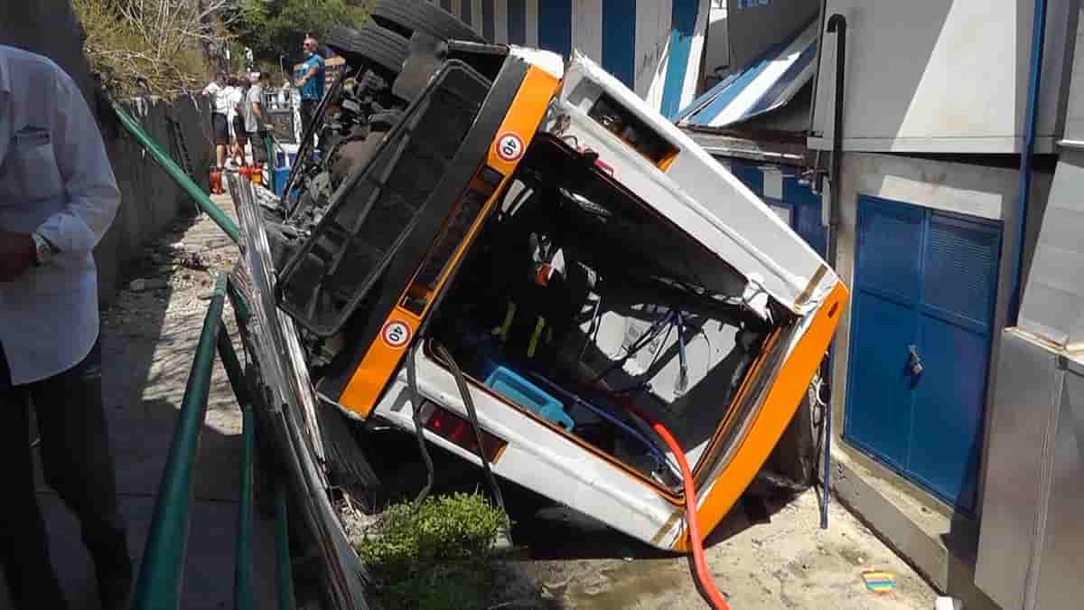 Una persona muerta y 23 han resultado heridos en el accidente de un minibús en la isla italiana de Capri, cayendo junto a un establecimiento.