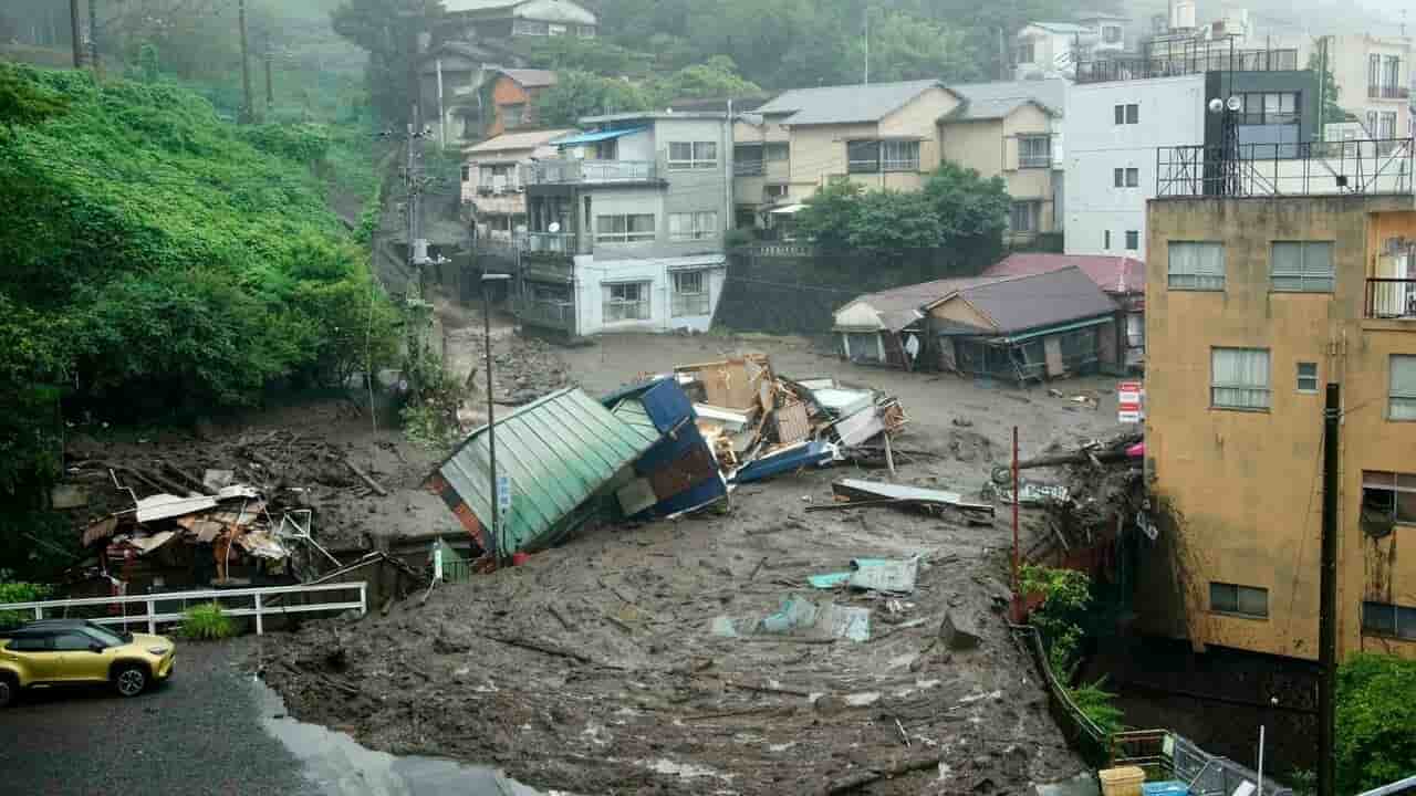 Torrenciales lluvias azotan el oeste de Tokio, provocando deslaves, un torrente de agua lodosa y escombros, dejando 20 desaparecidos.