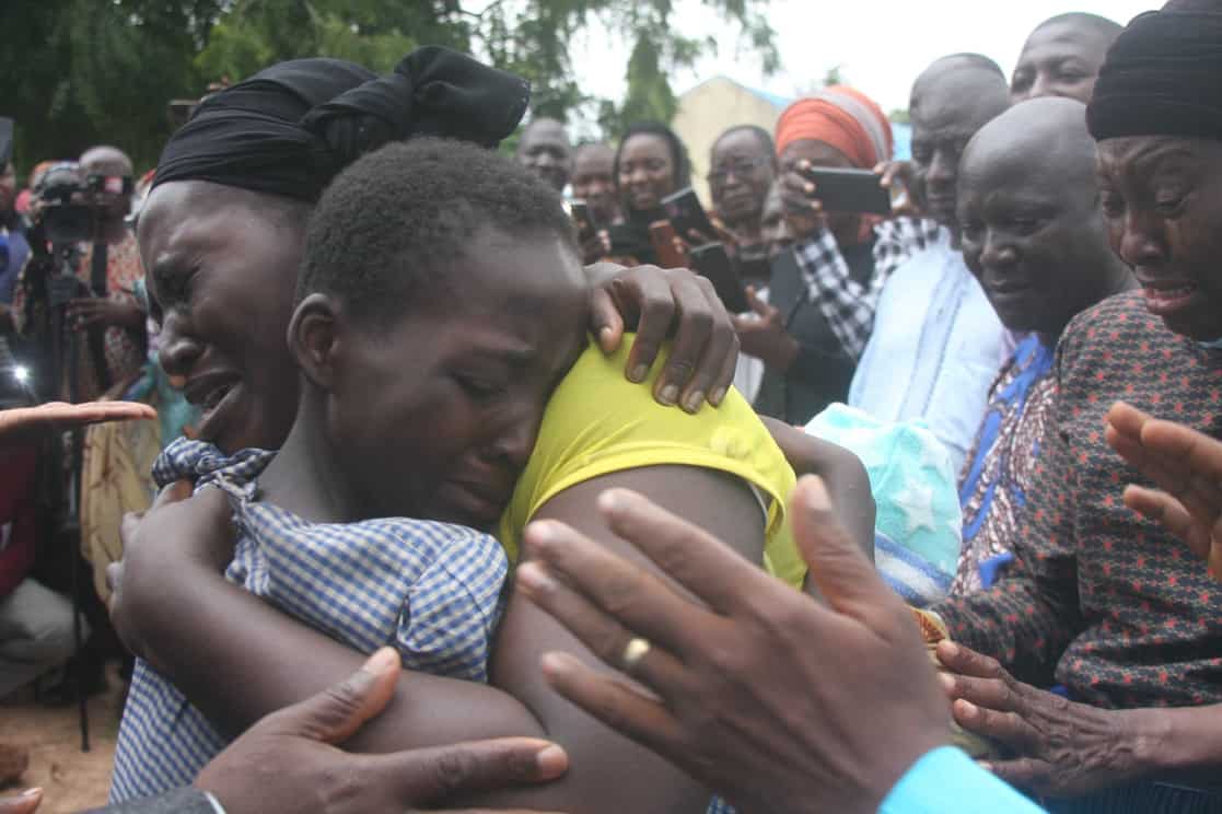 Grupos armados liberan a 28 adolescentes estudiantes de la escuela Bethel Baptist High School, secuestrados a principios de julio.