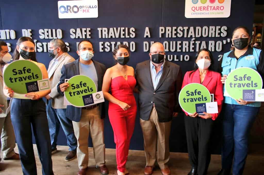 Entregan a empresas turísticas del estado de Querétaro 35 sellos Safe Travels durante una ceremonia encabezada por Hugo Burgos.