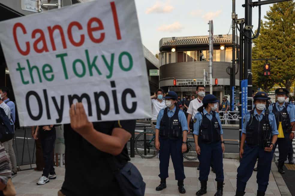 Manifestación en contra de los Juegos Olímpicos en Tokyo se hace presente durante la ceremonia inaugural, pidiendo su cancelación.