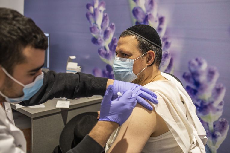 Israel a iniciado el programa para aplicar la tercera dosis de la vacuna contra el covid-19 a personas mayores de 60 años.