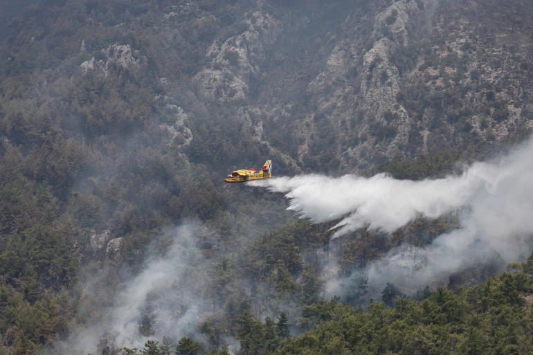 Avión ruso que ayudaba a apagar incendios en Turquía se estrella