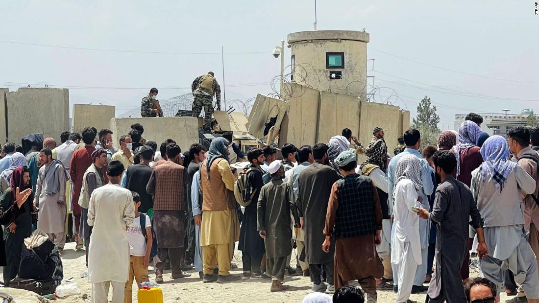 EE. UU. pide a los ciudadanos que eviten el aeropuerto de Kabul por seguridad