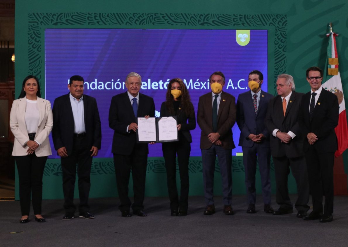 AMLO firma convenio con Teletón