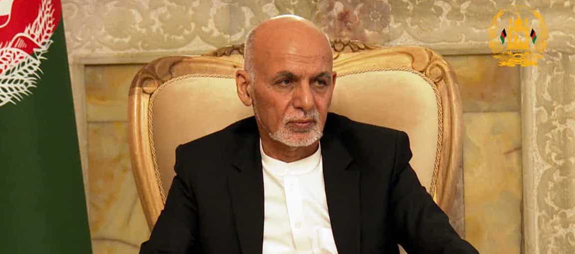 El presidente de Afganistán Ashraf Ghani abandonó el país uniéndose a afganos y extranjeros en una estampida que huye de los talibanes.