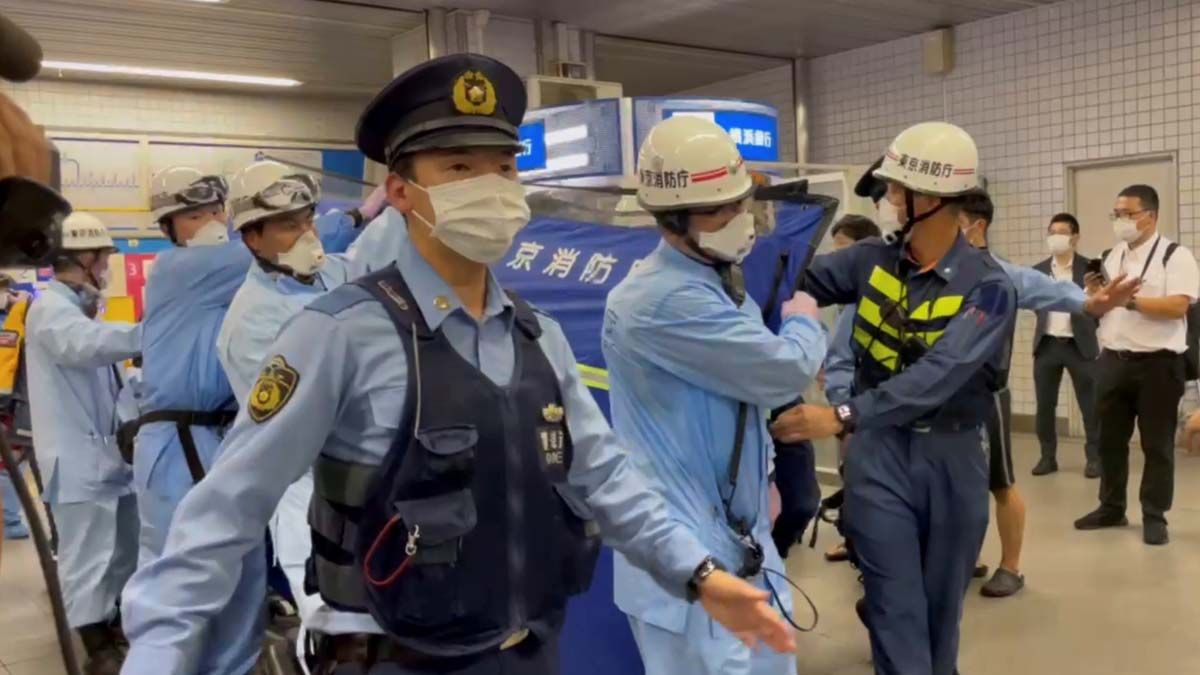 ¡Pánico en tren de Tokio! Hombre ataca a diez usuarios con un cuchillo
