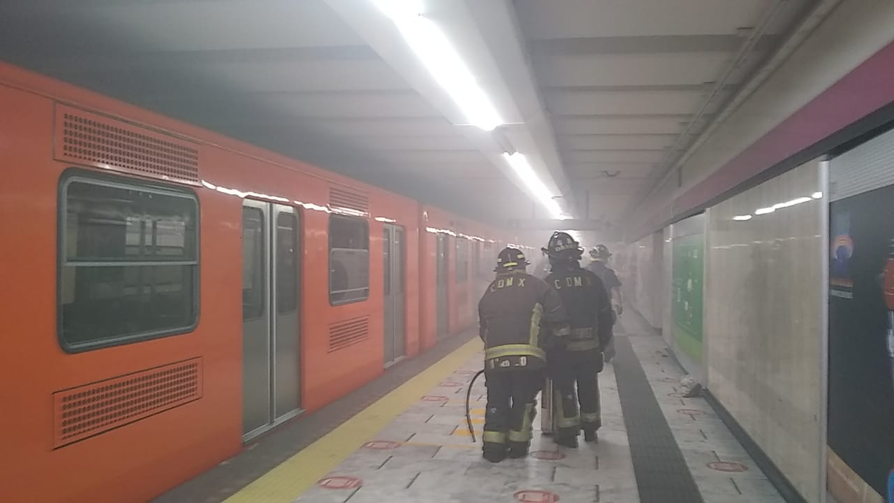 Desalojan Metro Pino Suárez ante presencia de humo y fuego en la estación