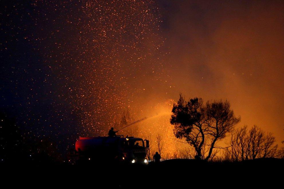 Incendios en Grecia obligan a la gente a evacuar sus hogares.