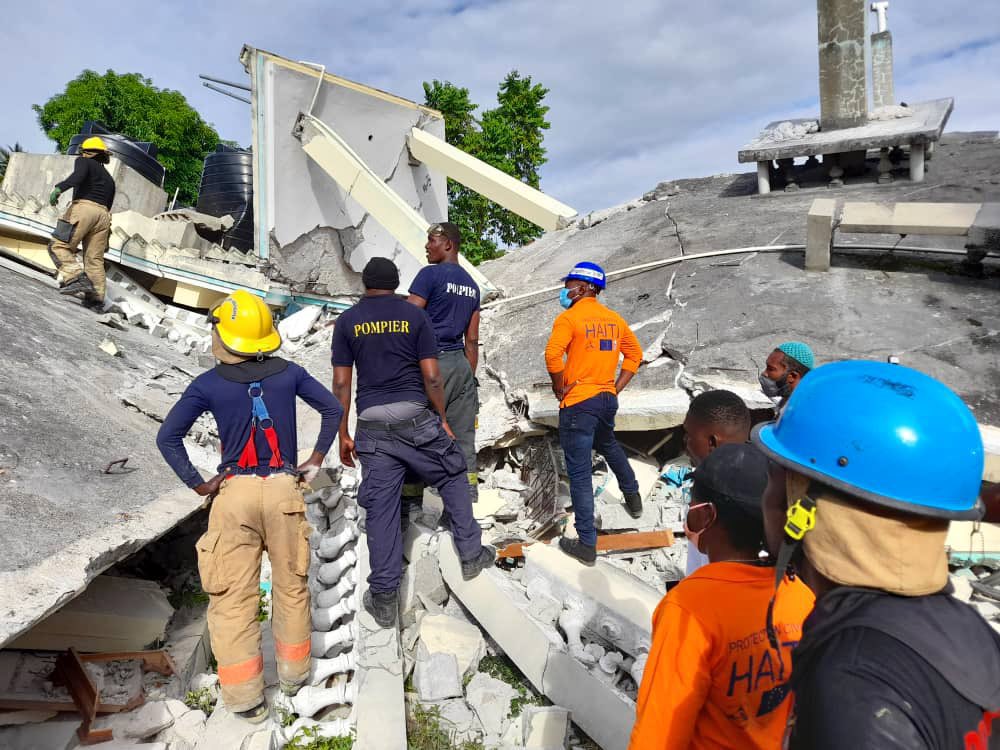 Víctimas de terremoto en Haiti asciende a 1.200 muertos