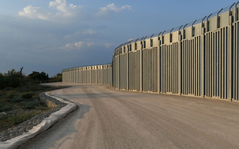 Grecia levanta un muro en la frontera con Turquía, en plena crisis migratoria afgana