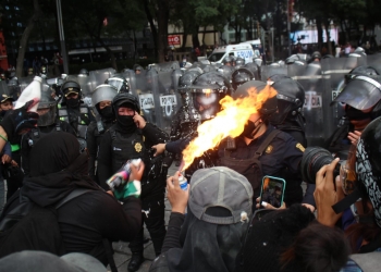 Feministas y policías se enfrentan en el Ángel de la Independencia tras marcha
