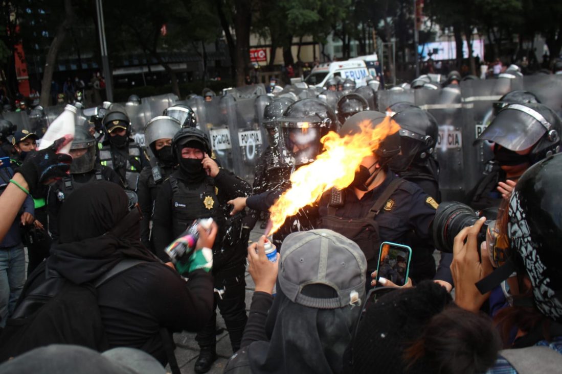 Feministas y policías se enfrentan en el Ángel de la Independencia tras marcha