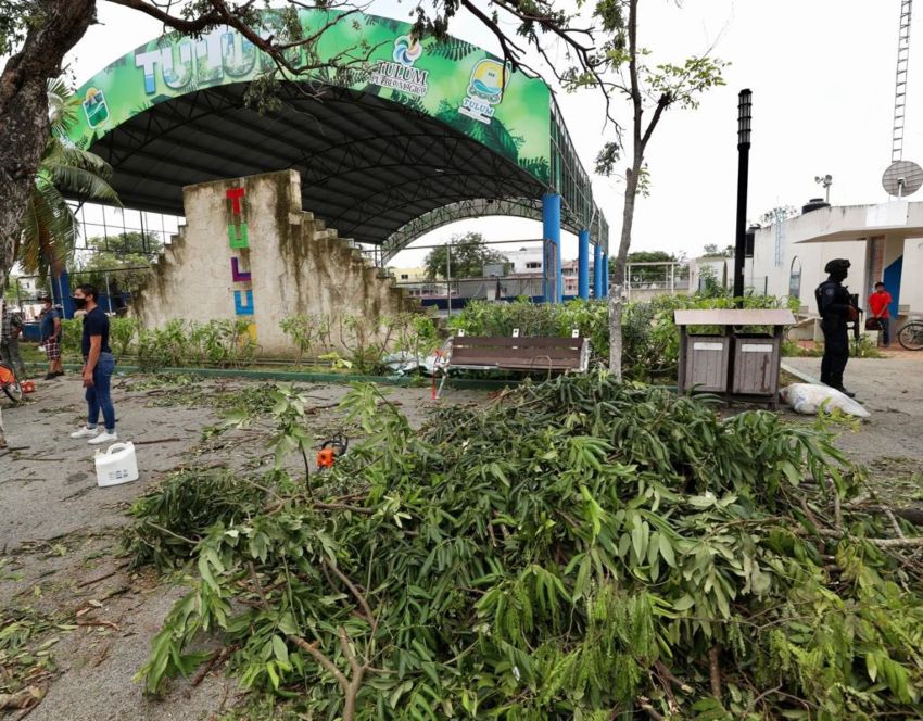 Gobernador de Quintana Roo supervisa los estragos que dejó el huracán Grace