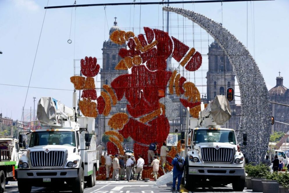 Instalan alumbrado decorativo en Zócalo de la CDMX por los 500 años de Tenochtitlán