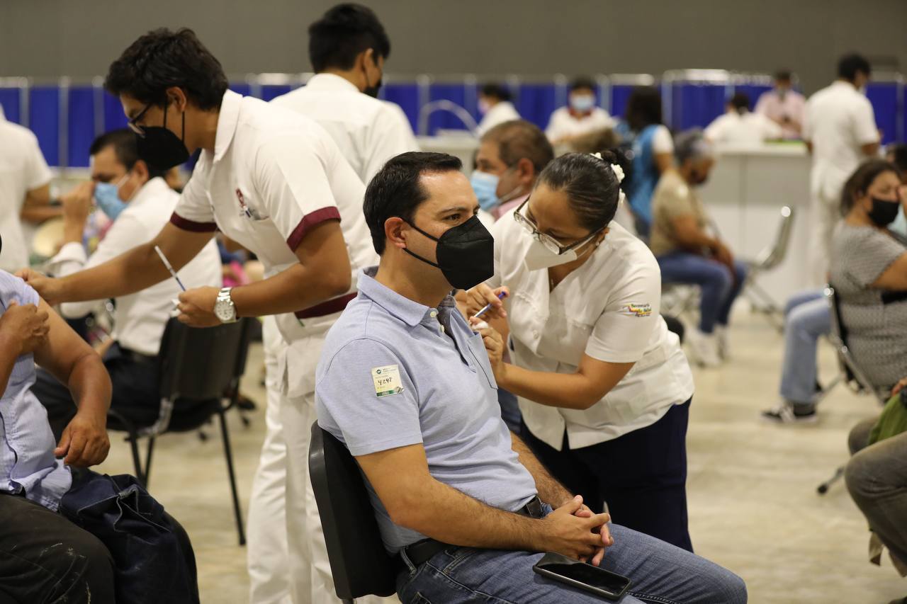 Mauricio Vila recibe su segunda dosis de la vacuna contra la Covid-19