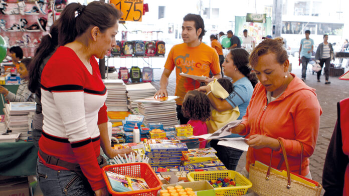 Realizan feria de útiles y uniformes escolares en Iztapalapa