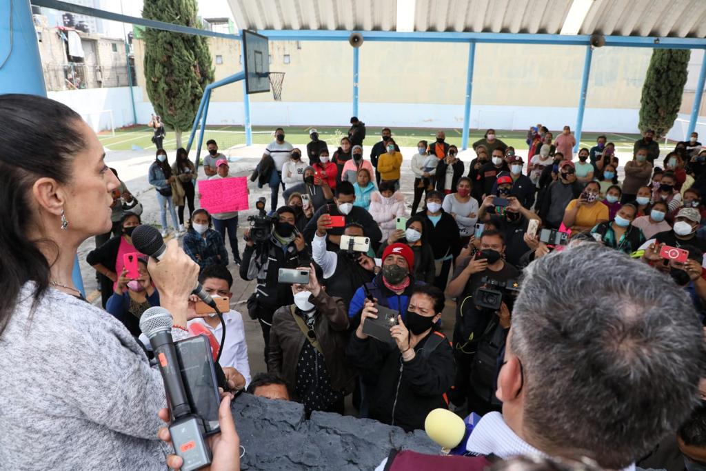 Sheinbaum acude a escuela de Cuajimalpa tras bloqueo de padres de familia