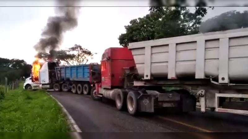 Cárteles Unidos quema camiones en la carretera Tepalcatepec – Coalcomán, ante ofensiva de rivales