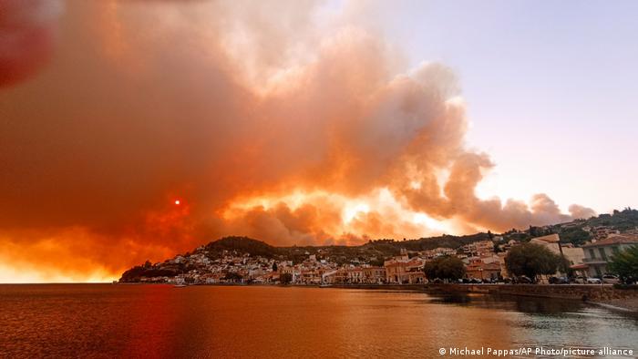 Grecia a reportado el primer hombre fallecido debido a una contusión recibida en el craneo durante las labores de extinción del fuego.