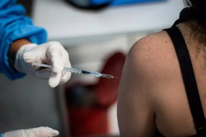 Colombia permite tercera dosis de vacuna como refuerzo de la vacuna para las personas inmunodeprimidas por distintas patologías.