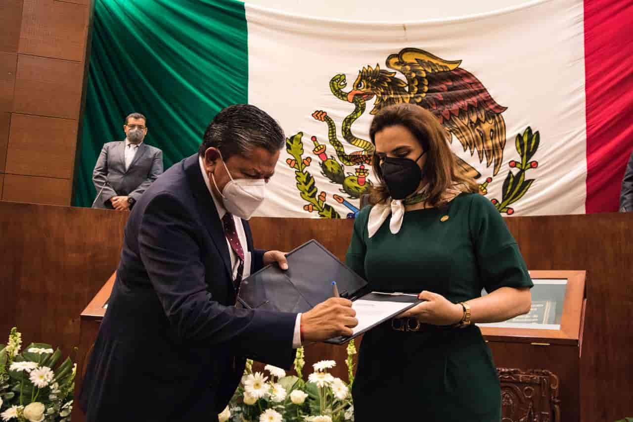 David Monreal recibe durante la LXIII Legislatura del Estado, el Bando Solemne como gobernador del estado de Zacatecas.