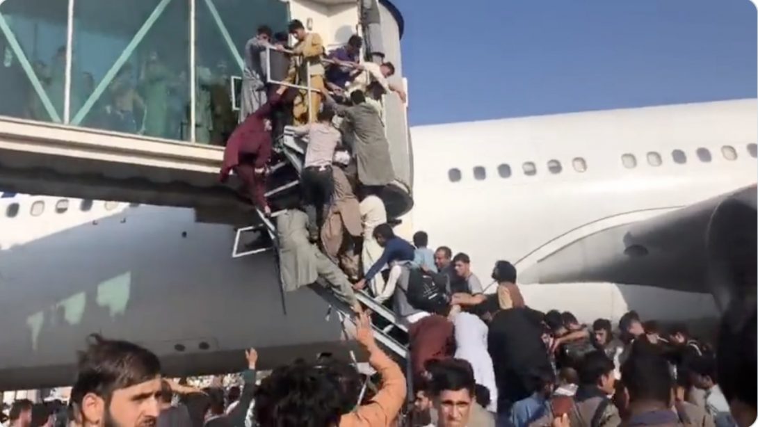 se desata el caos y la desesperación en aeropuerto de Kabul