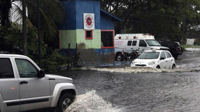 Nora deja poblados inundados, decenas de familias evacuadas y 33 damnificados hasta el momento en varios municipios de Sinaloa.