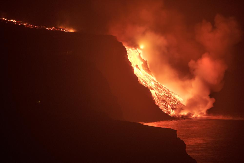 La erupción de lava de La Palma llega al Atlántico