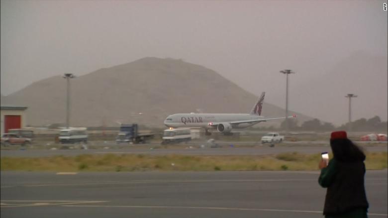 El segundo vuelo de pasajeros de Qatar Airways despega de Kabul