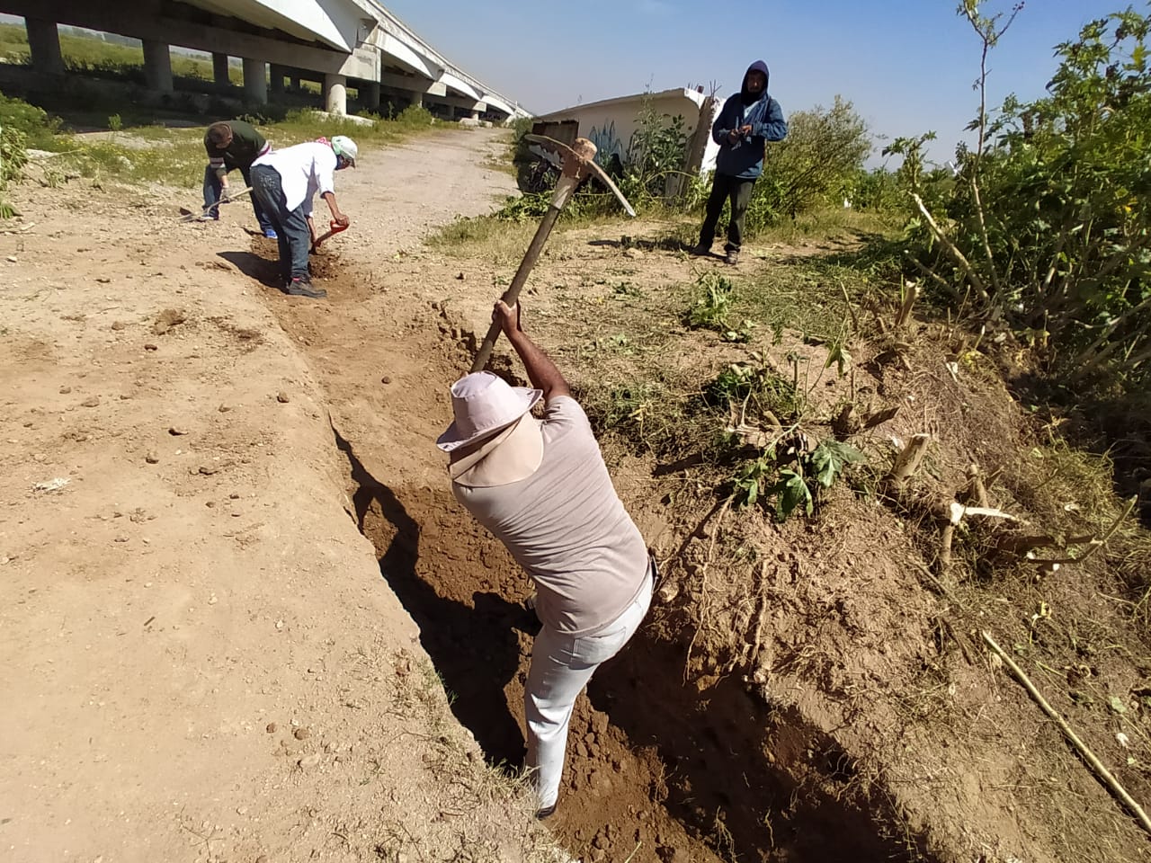 Pobladores intentan recuperar laguna en Atenco; fue desecada por obras del NAIM