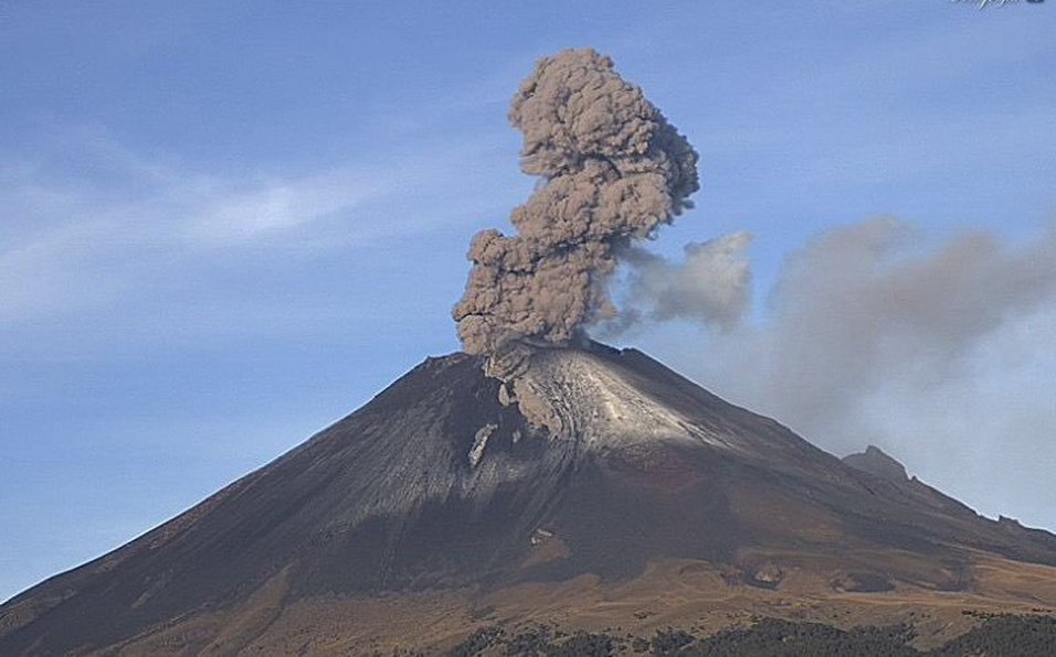 Alertan por caída de ceniza en CDMX tras explosión del Popocatépetl