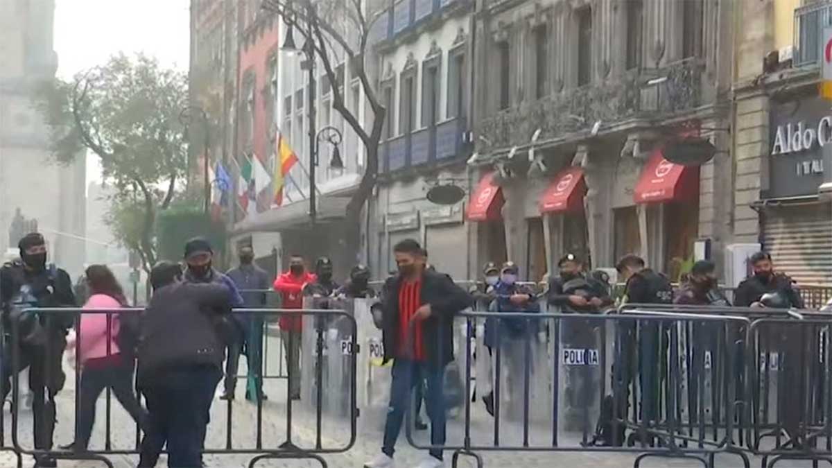 Blindan el Zócalo de la CDMX previo a manifestaciones por Caso Ayotzinapa