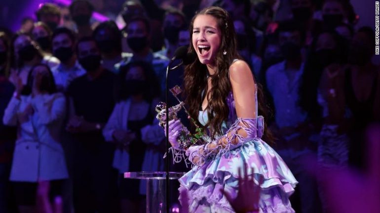 Olivia Rodrigo acepta el premio a la canción del año en los MTV Video Music Awards 2021.