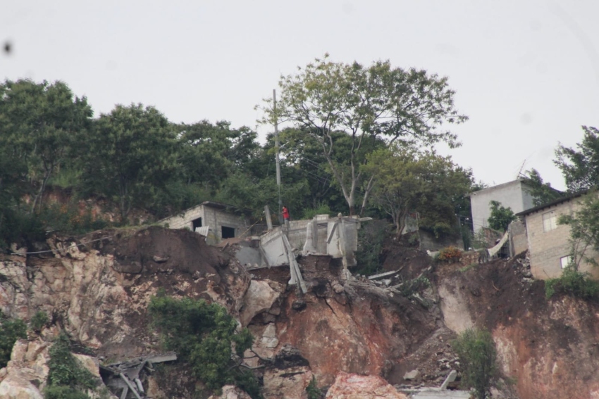 Se desgaja el cerro de Jiutepec en Morelos, evacúan a más de16 familias