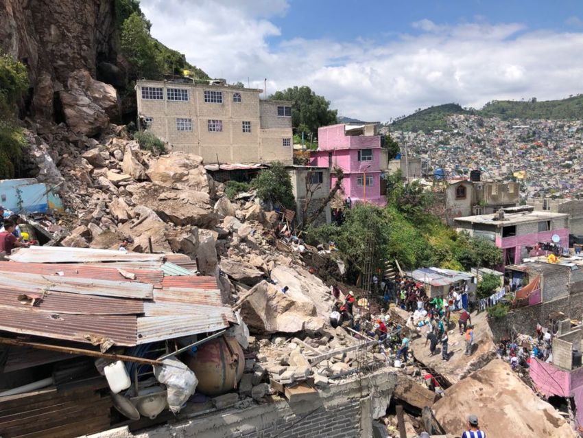 Deslave en Cerro del Chiquihuite sepulta 10 casas en colonia de Tlalnepantla